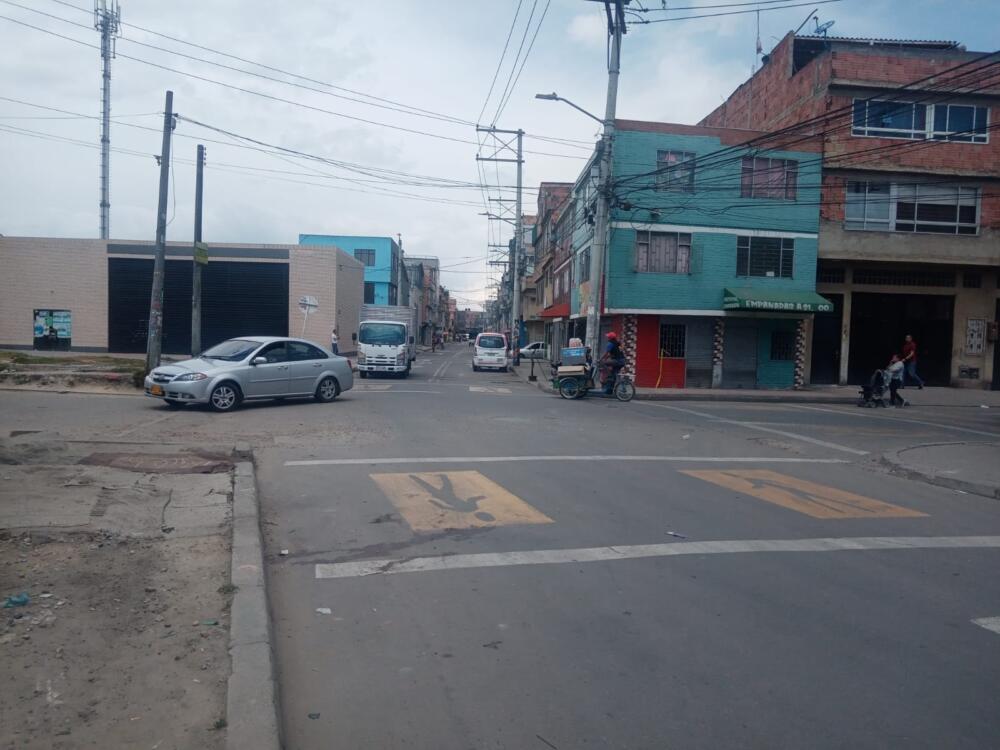 Asesinan a Andry en Kennedy En la noche de este jueves unas detonaciones de arma de fuego alertaron a los residentes del sector de El Amparo, en el límite con el barrio Los Olivos en Kennedy. Cuando se percataron de lo que había sucedido en plena vía pública, se dieron cuenta que un hombre había sido asesinado.