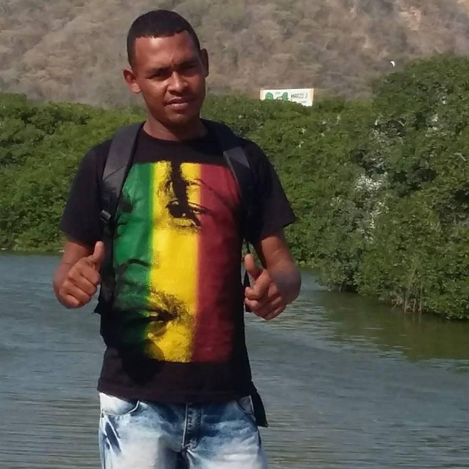 Asesinan a Andry en Kennedy En la noche de este jueves unas detonaciones de arma de fuego alertaron a los residentes del sector de El Amparo, en el límite con el barrio Los Olivos en Kennedy. Cuando se percataron de lo que había sucedido en plena vía pública, se dieron cuenta que un hombre había sido asesinado.