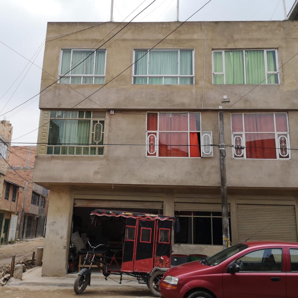 Asesinan a Bernabé delante de su hijo en Bosa 2 Asesinan a Bernabé delante de su hijo en Bosa En horas de la tarde del lunes el sonido de un arma de fuego resonó en las cuadras del barrio San Bernardino (Bosa). De inmediato, las voces de auxilio de la comunidad empezaron a alertar que el trabajador de una tapicería había resultado herido en el hecho.