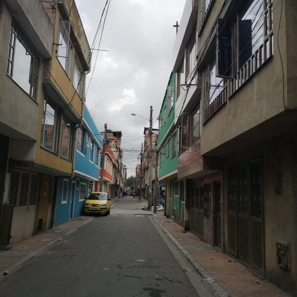 Suba: consternación por el crimen a bala de un joven en Lisboa La madrugada de este domingo no fue nada agradable para los residentes del barrio Lisboa, en Suba, luego de hallar a un joven malherido que murió debido a las heridas ocasionadas por un arma de fuego.