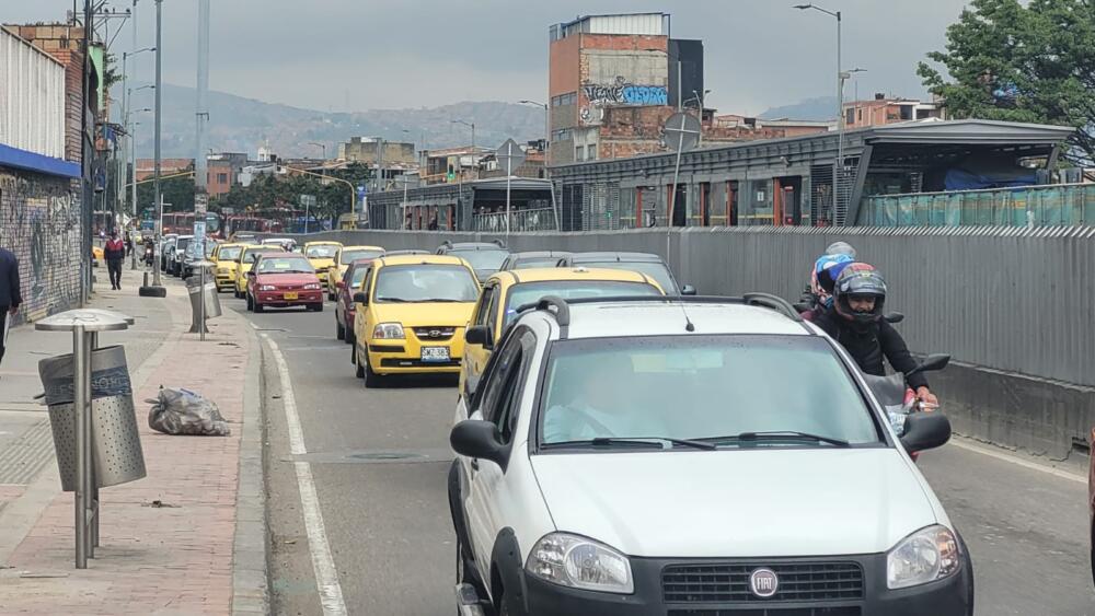 Asesinaron a un domiciliario en medio de un robo Un domiciliario fue vilmente asesinado en medio de un hurto en la localidad de Rafael Uribe. Según se ha podido conocer, la víctima acudió a un llamado para cumplir con un servicio y en el momento en que iba a entregar el pedido, lo apuñalaron.