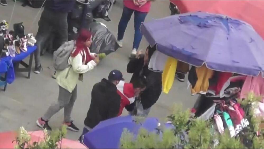 Así delinquían 'Los Petardos' en San Victorino: atracaban a transeúntes 1 Así delinquían 'Los Petardos' en San Victorino: atracaban a transeúntes A la cárcel fueron enviados los integrantes de la banda 'Los Petardos', quienes se dedicaban a atracar transeúntes en el sector de San Victorino