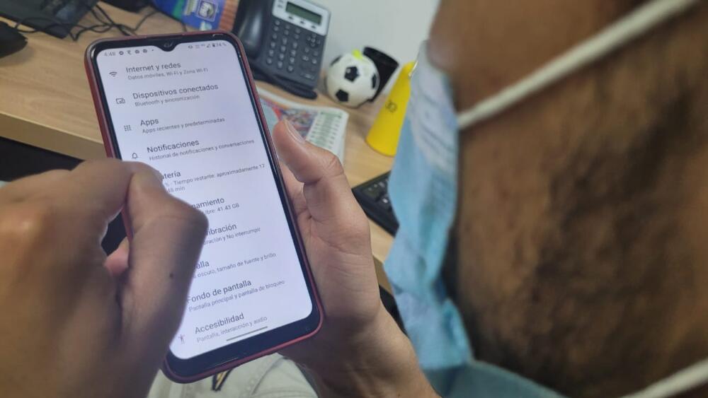 Así puede configurar su celular para mantener su información privada Aunque no está comprobado, mucho se rumorea acerca de la función que tiene nuestro celular para escucharnos y usar lo que decimos, para recomendarnos publicidad personalizada.