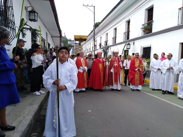Así es como el mundo celebra la Semana Santa La Semana Santa es la conmemoración anual de la Pasión de Cristo, semana en la que el hijo de Dios, celebró la última cena, fue crucificado y resucitó al tercer día, esta se trata de una celebración que tiene gran importancia a nivel mundial y muchos países tienen tradiciones bastante particulares para ofrecer respeto por el sacrificio de Jesús para salvar los pecados del mundo.