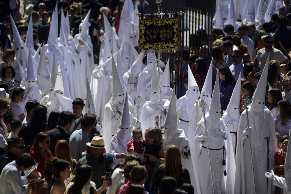 Así es como el mundo celebra la Semana Santa La Semana Santa es la conmemoración anual de la Pasión de Cristo, semana en la que el hijo de Dios, celebró la última cena, fue crucificado y resucitó al tercer día, esta se trata de una celebración que tiene gran importancia a nivel mundial y muchos países tienen tradiciones bastante particulares para ofrecer respeto por el sacrificio de Jesús para salvar los pecados del mundo.