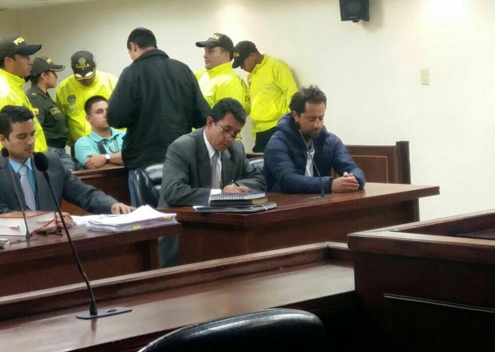 Así rebaja su condena el asesino de Yuliana Samboní El nombre de Rafael Uribe Noguera quedó en la memoria de todos los colombianos a raíz del aberrante crimen de la pequeña Yuliana Samboní, a quien raptó, secuestró, torturó, violó y posteriormente asesinó al interior de su lujoso apartamento, ubicado en Chapinero alto, el 4 de diciembre de 2016.