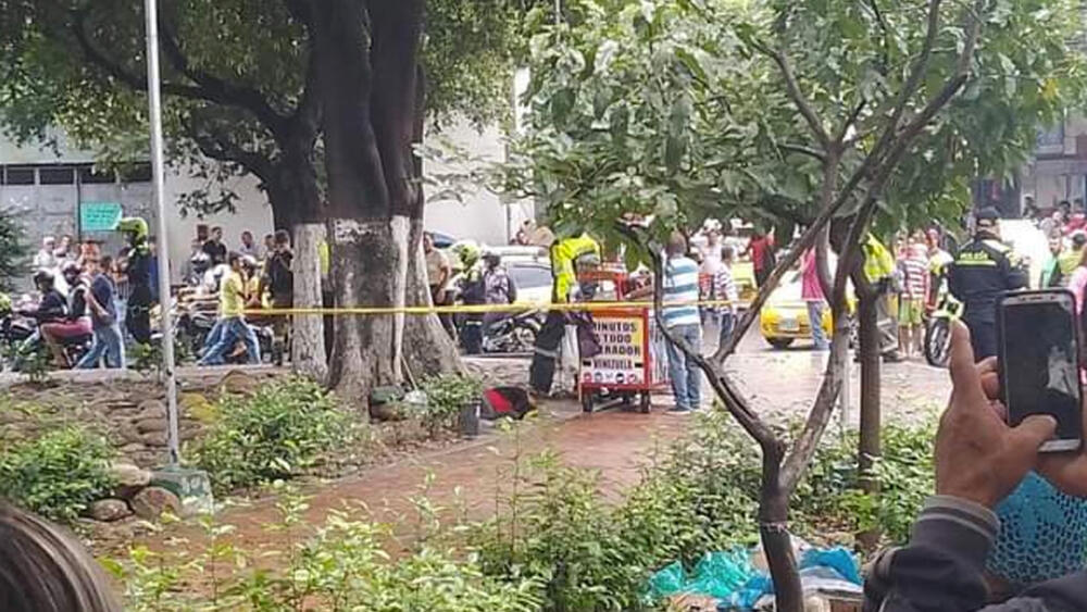 Atentado terrorista en Cúcuta: estalla bomba en el centro y deja varias víctimas 3 Atentado terrorista en Cúcuta: estalla bomba en el centro y deja varias víctimas A las 11:20 de la mañana de este lunes 17 de abril, en el centro de la ciudad de Cúcuta estalló una bomba que dejó como saldo a una mujer muerta y a varias personas heridas, según reportaron las autoridades.