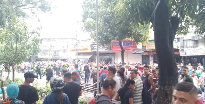 Atentado terrorista en Cúcuta: estalla bomba en el centro y deja varias víctimas 1 Atentado terrorista en Cúcuta: estalla bomba en el centro y deja varias víctimas A las 11:20 de la mañana de este lunes 17 de abril, en el centro de la ciudad de Cúcuta estalló una bomba que dejó como saldo a una mujer muerta y a varias personas heridas, según reportaron las autoridades.