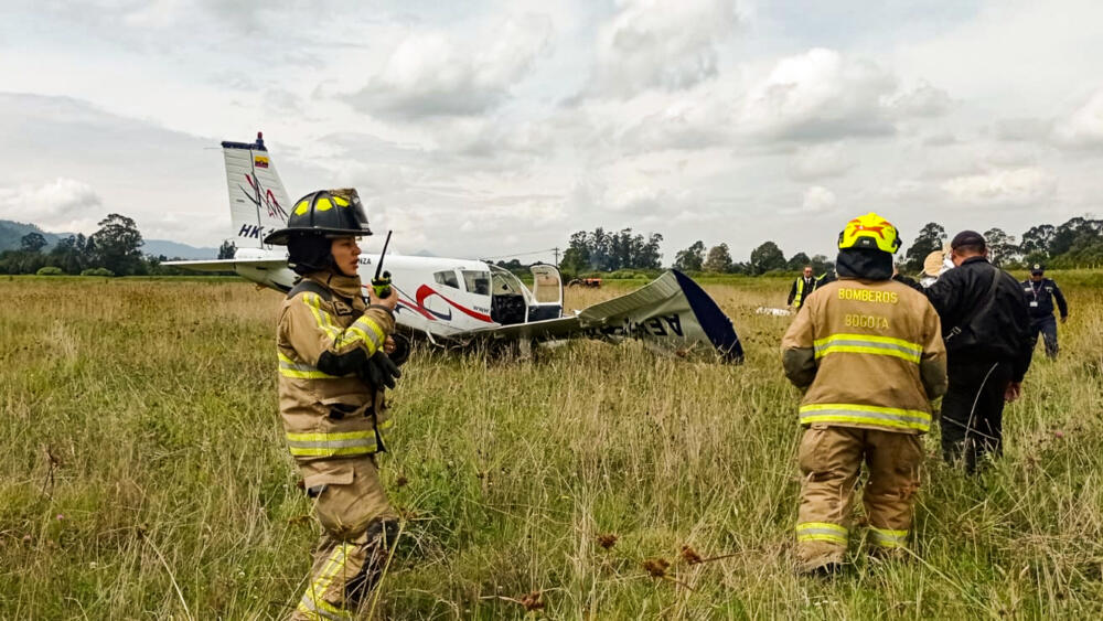 Aterrizaje de emergencia de avioneta cerca de la Autonorte En las últimas horas, una avioneta tuvo que aterrizar de emergencia sobre la Autopista Norte con calle 246.