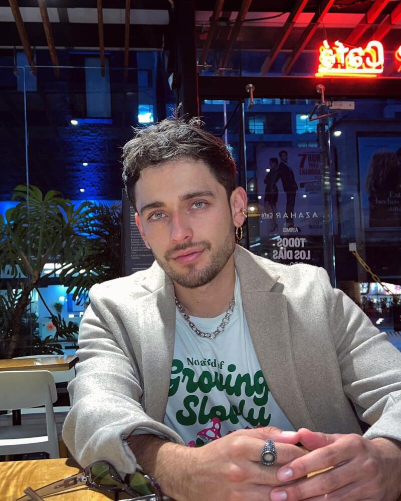 Atracaron a famoso actor en el norte de la ciudad 4 Atracaron a famoso actor en el norte de la ciudad La delincuencia no da tregua en Bogotá y en esta oportunidad la víctima fue un actor de la serie ‘Ana de nadie’. Se trata de Carlos Báez, quien interpreta a Pedro, hijo de Horacio Valenzuela, en la producción que se emite en la noches por el canal RCN.