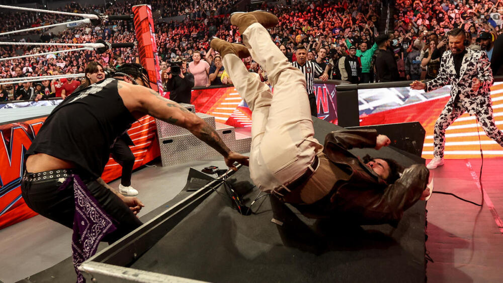Bad Bunny protagonizó tremenda pelea de lucha libre Bad Bunny se enfrentó con un luchador en el Arena de Los Ángeles California durante un evento televisado de la World Wrestling Entertainment (WWE).