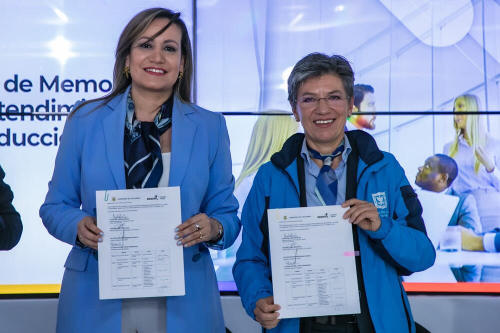 Bogotá tendrá la primera fábrica de Vacunas de América Latina En la mañana de este lunes 10 de abril, la Alcaldía de Bogotá junto con el Ministerio de Salud, firmaron un memorando de buscaría la creación de la primera fábrica de vacunas del país. Según lo informaron la ministra de salud, Carolina Corcho, y la alcaldesa mayor de Bogotá Claudia López, el proyecto denominado como BogotáBio será el centro de producción de vacunas para humanos más avanzado del país. "Tenemos los recursos y los espacios para construir la planta de producción".