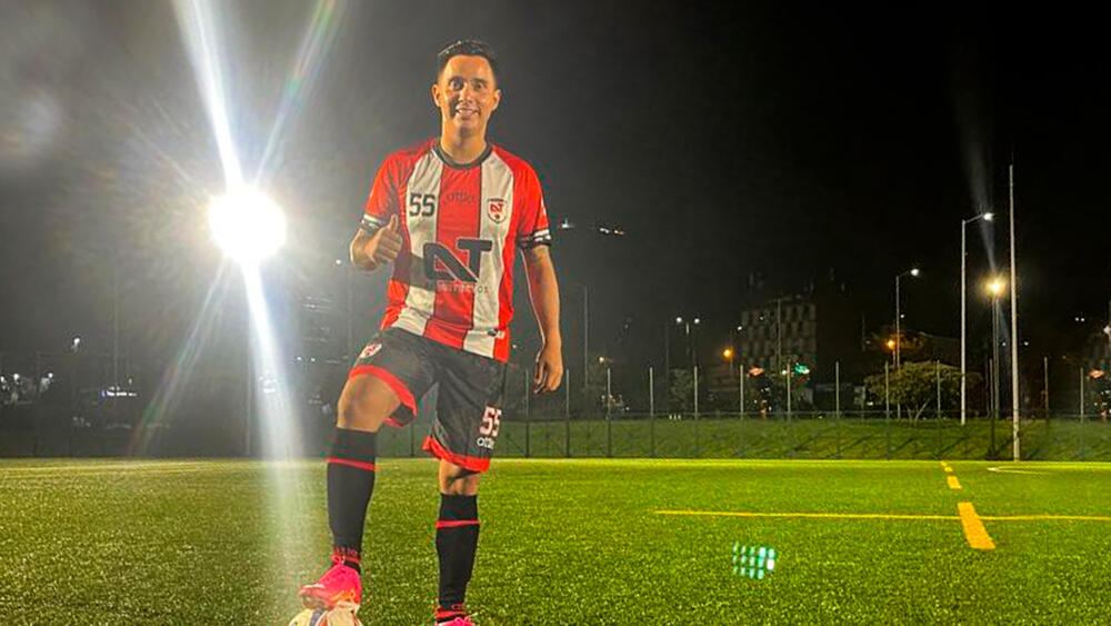 Denuncian brutal agresión en medio de partido de fútbol en Kennedy Jefferson Ovalle, un joven abogado de 28 años se encuentra en estos momentos en un centro médico a la espera de una cirugía en su mandíbula tras haber sido agredido en un partido de fútbol por uno de los integrantes del equipo rival, en Kennedy.