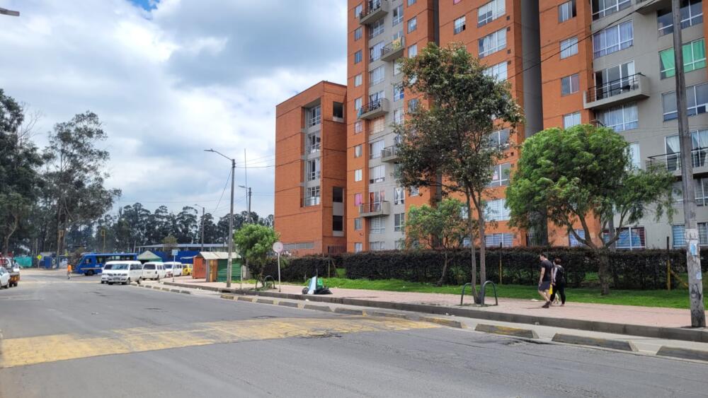 Brutal crimen a plena luz del día en kennedy En plena mitad de la tarde de este viernes, a unos minutos de que el reloj marcara las 3:00 p. m., tres disparos terminaron con la amena velada que los habitantes del barrio Tierra Buena, en Kennedy, estaban pasando. La víctima del ataque resultó ser un joven de unos 25 años, que fue ultimado mientras caminaba por el sector. Aunque alcanzó a ser trasladado a un hospital cercano, dada la gravedad del ataque falleció.