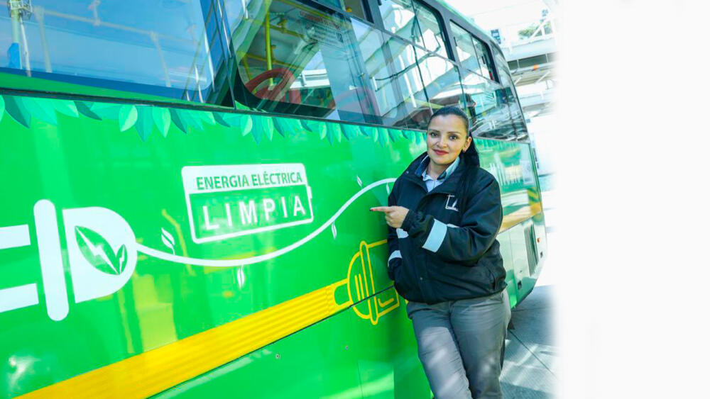 Buscan conductoras que se le midan a manejar Sitp Con el fin de lograr más equidad de genero, la empresa de transporte La Rolita, que actualmente maneja la concesión de buses de transporte público Sitp, lanzó en las últimas horas una interesante oferta de empleo  para que las mujeres que cumplan con determinados requisitos se enlisten a manejar los vehículos que transportan a millones de bogotanos al día.