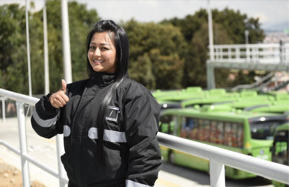 Buscan conductoras que se le midan a manejar Sitp 1 Buscan conductoras que se le midan a manejar Sitp Con el fin de lograr más equidad de genero, la empresa de transporte La Rolita, que actualmente maneja la concesión de buses de transporte público Sitp, lanzó en las últimas horas una interesante oferta de empleo para que las mujeres que cumplan con determinados requisitos se enlisten a manejar los vehículos que transportan a millones de bogotanos al día.