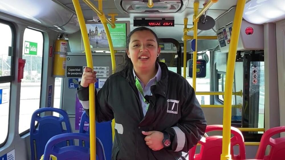 Buscan conductoras que se le midan a manejar Sitp 2 Buscan conductoras que se le midan a manejar Sitp Con el fin de lograr más equidad de genero, la empresa de transporte La Rolita, que actualmente maneja la concesión de buses de transporte público Sitp, lanzó en las últimas horas una interesante oferta de empleo para que las mujeres que cumplan con determinados requisitos se enlisten a manejar los vehículos que transportan a millones de bogotanos al día.