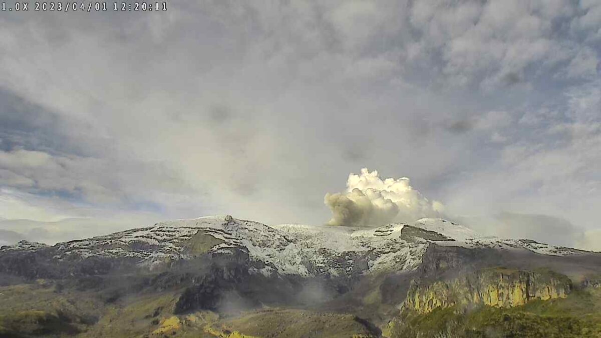 Aumenta la actividad en el volcán Nevado del Ruiz, recomiendan evacuación El director general (encargado) de la Unidad Nacional para la Gestión del Riesgo de Desastre (UDGRD), Luis Fernando Velasco, pidió nuevas acciones para reforzar la preparación de respuesta del Sistema de Gestión del Riesgo de Desastres (SNGRD) debido al nivel de actividad que está registrando el volcán Nevado del Ruiz, que ha mantenido en alerta naranja y amarilla a los municipios aledaños al cráter del volcán.