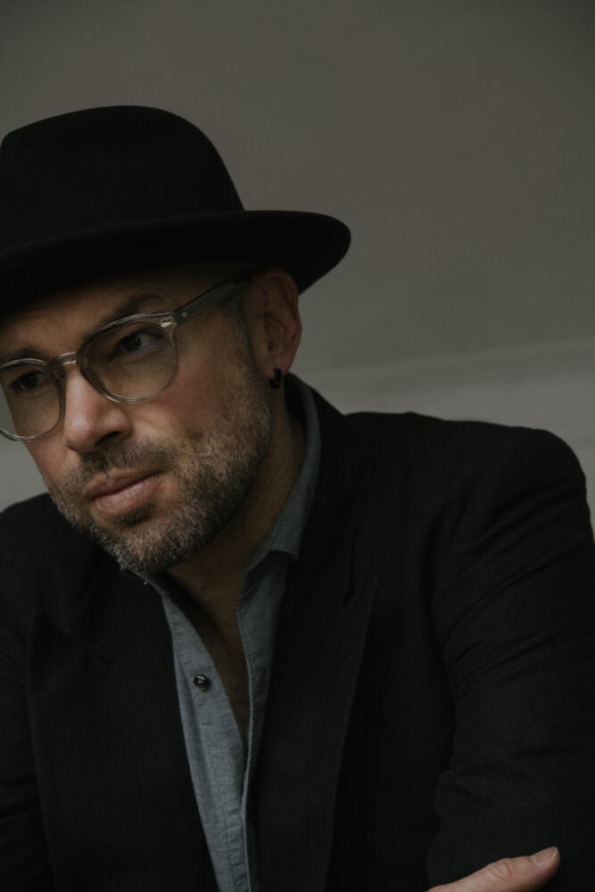 Santiago Cruz está preparado para su primer Movistar Arena Dicho concierto que se encuentra a pocas boletas de agotarse, que contará con una producción de primer nivel, prometiendo una noche inolvidable para el público capitalino.