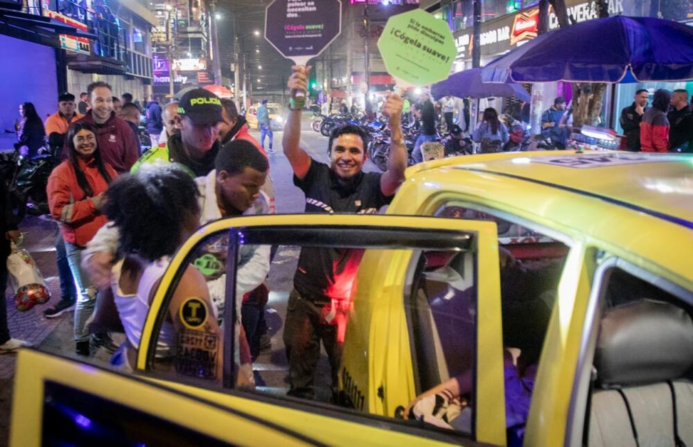 Escuadrón anti riñas se toma Bogotá en Semana Santa 1 Escuadrón anti riñas se toma Bogotá en Semana Santa Desde este 31 de marzo y hasta el próximo 9 de abril, la Secretaría de Seguridad, en conjunto con otras entidades del Distrito, la Policía Metropolitana de Bogotá y el Ejército Nacional, desplegaron un dispositivo integral para contrarrestar los hechos de intolerancia y el alto número de riñas que se presentan en Semana Santa, en su mayoría por el consumo excesivo de licor.