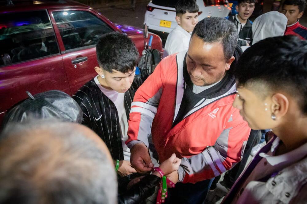 Escuadrón anti riñas se toma Bogotá en Semana Santa 2 Escuadrón anti riñas se toma Bogotá en Semana Santa Desde este 31 de marzo y hasta el próximo 9 de abril, la Secretaría de Seguridad, en conjunto con otras entidades del Distrito, la Policía Metropolitana de Bogotá y el Ejército Nacional, desplegaron un dispositivo integral para contrarrestar los hechos de intolerancia y el alto número de riñas que se presentan en Semana Santa, en su mayoría por el consumo excesivo de licor.