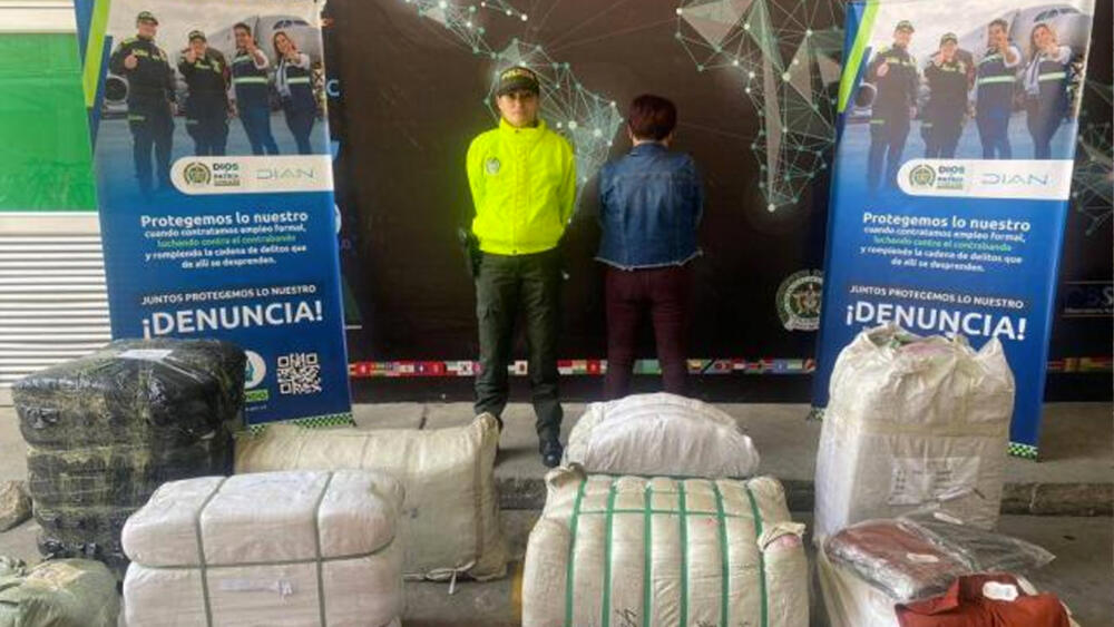 Capturan a ciudadana china en San Victorino: tenía tremendo prontuario En el sector de San Victorino, al centro de Bogotá, se llevó a cabo un operativo para poder capturar a una ciudadana china, conocida como alias 'Sussy', quien al parecer habría liderado una organización criminal de ciudadanos asiáticos dedicados al ingreso, distribución y comercialización de mercancía de contrabando en el centro de la ciudad, desde el año 2018 hasta la vigencia actual.
