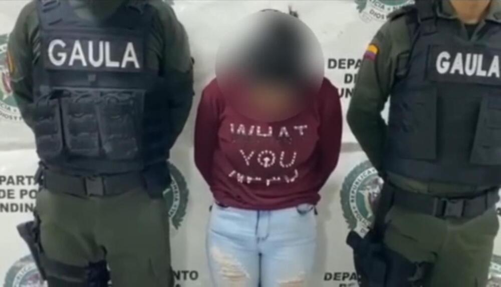 Capturan a falsa policía que extorsionaba a hombres con fotos íntimas Una mujer de 26 años se hacía pasar por policía para extorsionar a hombres a cambio de no publicar sus fotos íntimas en el municipio de Facatativá.