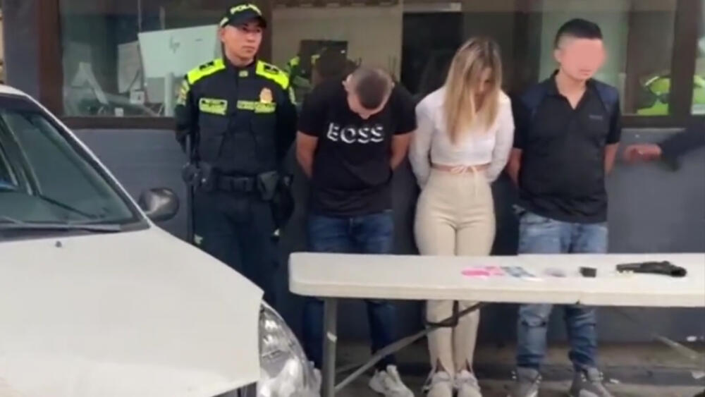 Capturaron a 3 jóvenes que traficaban tusi en Usaquén 5 Capturaron a 3 jóvenes que traficaban tusi en Usaquén Dentro del vehículo en el que se movilizaban los jóvenes, encontraron tusi, un arma de fuego y dinero en efectivo.