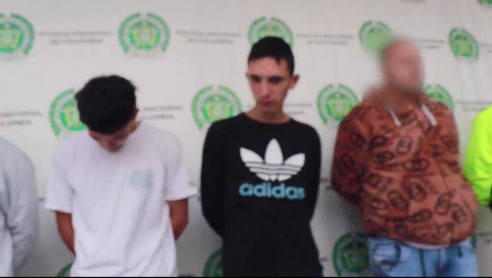 Capturaron a 'Los Gomelos', peligrosa banda que operaba en Fontibón 1 Capturaron a 'Los Gomelos', peligrosa banda que operaba en Fontibón Durante un operativo liderado por la Seccional de investigación criminal de la Policía Metropolitana de Bogotá, en conjunto con la Fiscalía General de la Nacion, fue posible la captura de 'Los Gomelos', una peligrosa banda que operaba en la localidad de Fontibón y se dedicaba al hurto de celulares y bicicletas,