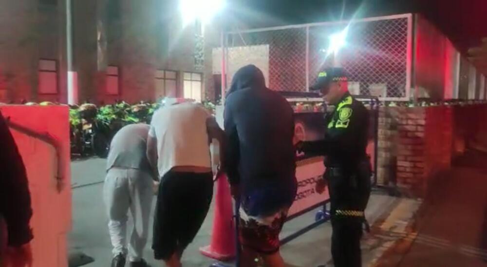 Capturaron a 'Los Maestros', una banda dedicada al hurto de viviendas en Engativá 1 Capturaron a 'Los Maestros', una banda dedicada al hurto de viviendas en Engativá En las últimas horas la Policía logró la captura de tres sujetos en el barrio Marandú, de la localidad de Engativá, que integraban la banda 'Los Maestros', dedicada a hurtar viviendas en la zona.