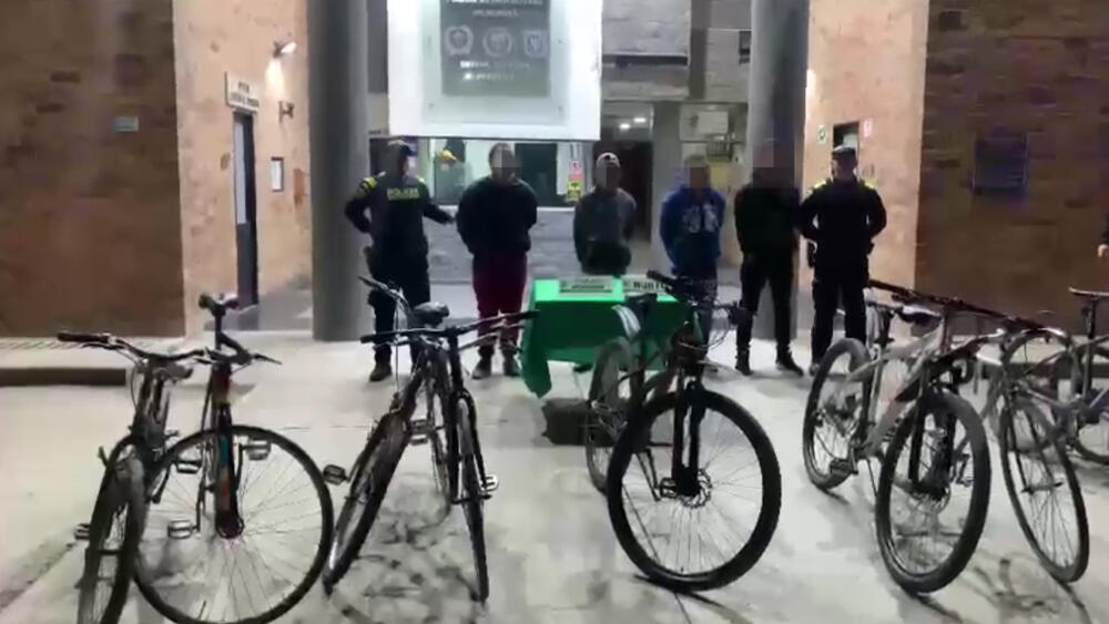 Capturaron a una banda dedicada a robar bicicletas en Engativá 7 Capturaron a una banda dedicada a robar bicicletas en Engativá En el marco de la semana de la ofensiva contra los delitos entre ellos el hurto en vías de cicloruta, la policía de la localidad de Engativá en sus actividades de seguridad y control escucha voces de auxilio de ciudadanos quienes señalan a un grupo de delincuentes que segundos antes habían hurtado sus bicicletas con armas de fuego y armas cortopunzantes.