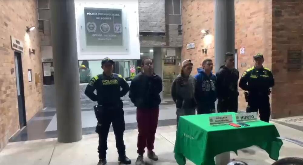 Capturaron a una banda dedicada a robar bicicletas en Engativá 1 Capturaron a una banda dedicada a robar bicicletas en Engativá En el marco de la semana de la ofensiva contra los delitos entre ellos el hurto en vías de cicloruta, la policía de la localidad de Engativá en sus actividades de seguridad y control escucha voces de auxilio de ciudadanos quienes señalan a un grupo de delincuentes que segundos antes habían hurtado sus bicicletas con armas de fuego y armas cortopunzantes.