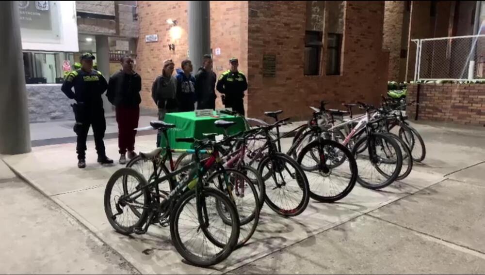 Capturaron a una banda dedicada a robar bicicletas en Engativá 2 Capturaron a una banda dedicada a robar bicicletas en Engativá En el marco de la semana de la ofensiva contra los delitos entre ellos el hurto en vías de cicloruta, la policía de la localidad de Engativá en sus actividades de seguridad y control escucha voces de auxilio de ciudadanos quienes señalan a un grupo de delincuentes que segundos antes habían hurtado sus bicicletas con armas de fuego y armas cortopunzantes.