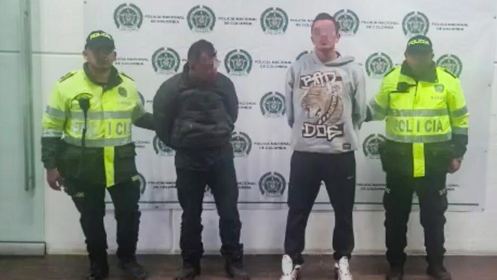 Capturaron a unos pillos que se dedicaban a robar carros en Ciudad Bolívar En la mañana de este miércoles, la Policía Metropolitana de Bogotá capturó a dos delincuentes que se dedicaban al hurto de vehículos en la localidad de Ciudad Bolívar. Estos pillos fueron interceptados por las autoridades cuando escapaban con una camioneta que habían robado momentos antes.