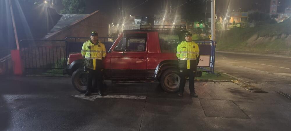 Capturaron a unos pillos que se dedicaban a robar carros en Ciudad Bolívar 1 Capturaron a unos pillos que se dedicaban a robar carros en Ciudad Bolívar En la mañana de este miércoles, la Policía Metropolitana de Bogotá capturó a dos delincuentes que se dedicaban al hurto de vehículos en la localidad de Ciudad Bolívar. Estos pillos fueron interceptados por las autoridades cuando escapaban con una camioneta que habían robado momentos antes.