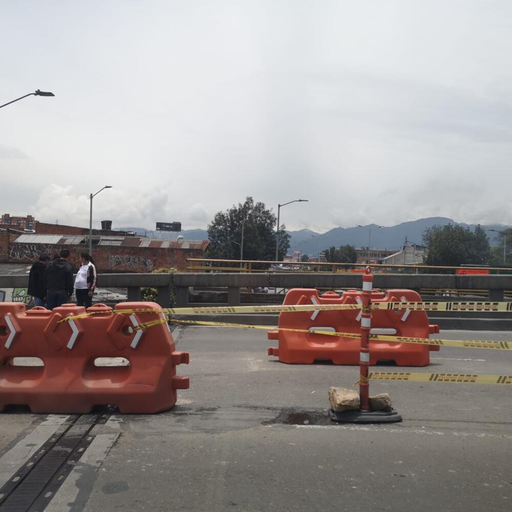 Carro fantasma le quitó la vida a vigilante en la Autosur 2 Carro fantasma le quitó la vida a vigilante en la Autosur En la mañana de ayer un terrible accidente de tránsito por culpa de un carro fantasma, le cobró la vida de un biciusuario que se movilizaba por el sector de la Sevillana, a la altura de la Autopista Sur con avenida Boyacá. El lamentable episodio tiene hoy a los familiares de la víctima buscando al responsable de haber causado semejante tragedia.