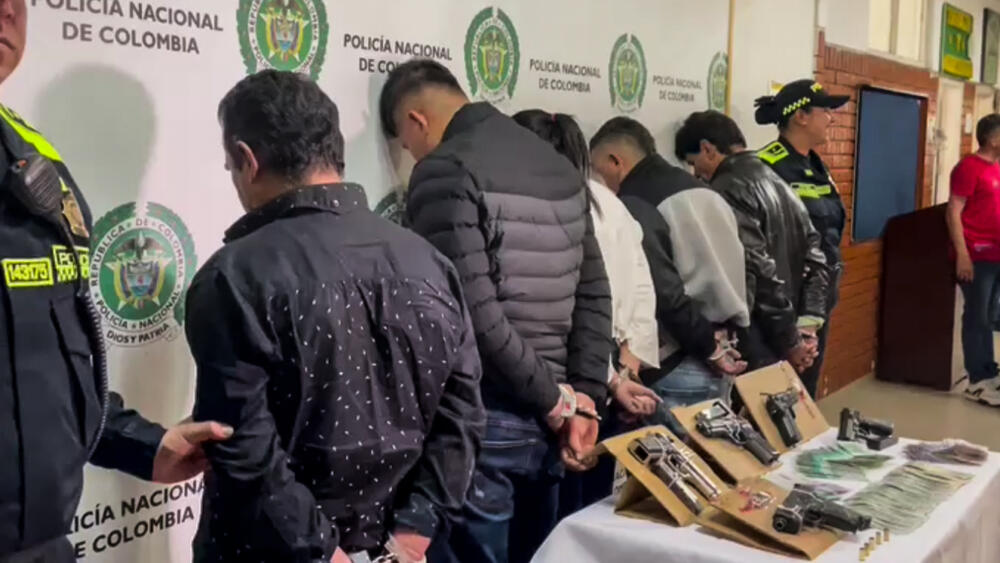 Cayeron 'Los Divisas' en Chapinero: engañaban para robar dinero en efectivo A las 9:30 de la mañana de este miércoles se presentó una balacera ocurrida en el sector de Chicó Norte, en la localidad de Chapinero, que dejó como saldo una persona herida y la captura de los integrantes de una peligrosa banda delincuencial conocida como 'Los Divisas'.