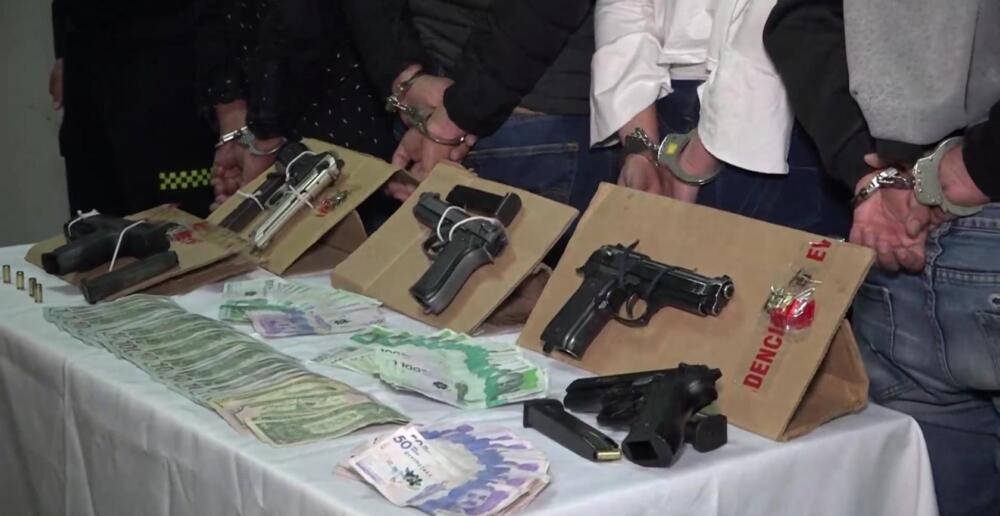Cayeron 'Los Divisas' en Chapinero: engañaban para robar dinero en efectivo A las 9:30 de la mañana de este miércoles se presentó una balacera ocurrida en el sector de Chicó Norte, en la localidad de Chapinero, que dejó como saldo una persona herida y la captura de los integrantes de una peligrosa banda delincuencial conocida como 'Los Divisas'.