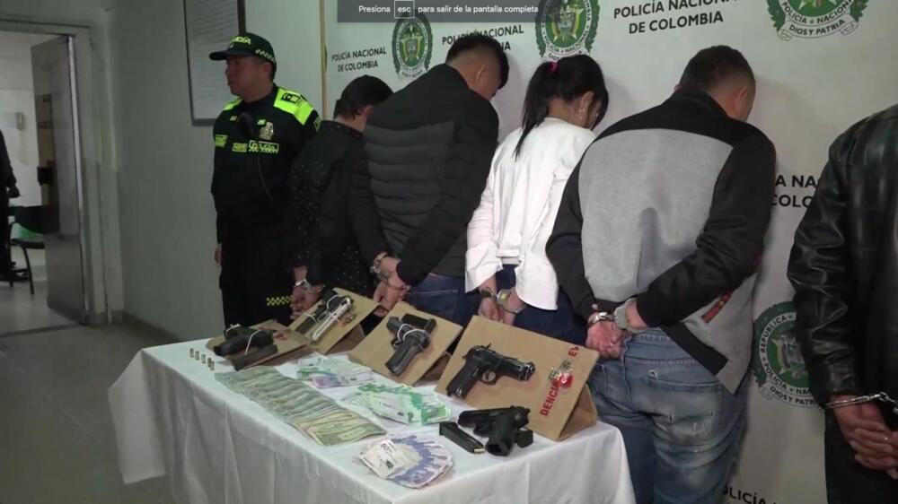 Cayeron 'Los Divisas' en Chapinero: engañaban para robar dinero en efectivo A las 9:30 de la mañana de este miércoles se presentó una balacera ocurrida en el sector de Chicó Norte, en la localidad de Chapinero, que dejó como saldo una persona herida y la captura de los integrantes de una peligrosa banda delincuencial conocida como 'Los Divisas'.