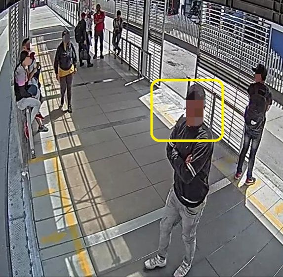 Cayeron 'Los Morenos', peligrosos delincuentes de TransMilenio 1 Cayeron 'Los Morenos', peligrosos delincuentes de TransMilenio Gracias a las cámaras de seguridad instaladas en las estaciones de TransMilenio, la Policía pudo capturar a 'Los Morenos', se trata de dos sujetos que por las ventanas de los articulados, robaban a usuarios del sistema de transporte público de la ciudad.
