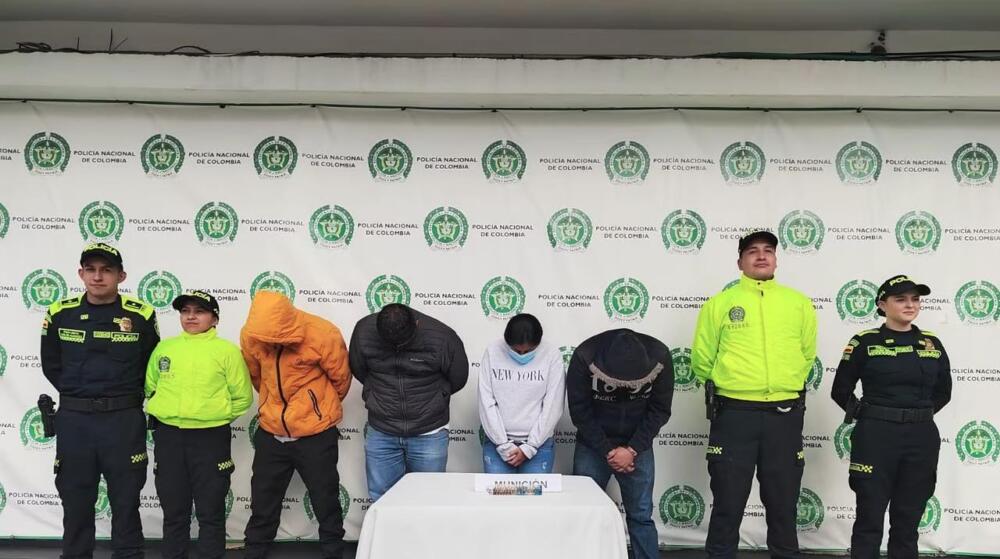 Cayeron dos peligrosas bandas delincuenciales: 'Los Camaleones' y 'Los empresarios' 2 Cayeron dos peligrosas bandas delincuenciales: 'Los Camaleones' y 'Los empresarios' Un duro golpe dio la Policía contra el hurto a establecimientos tras la desarticulación de dos bandas criminales: ‘Los Camaleones’ y ‘Los Empresarios’.
