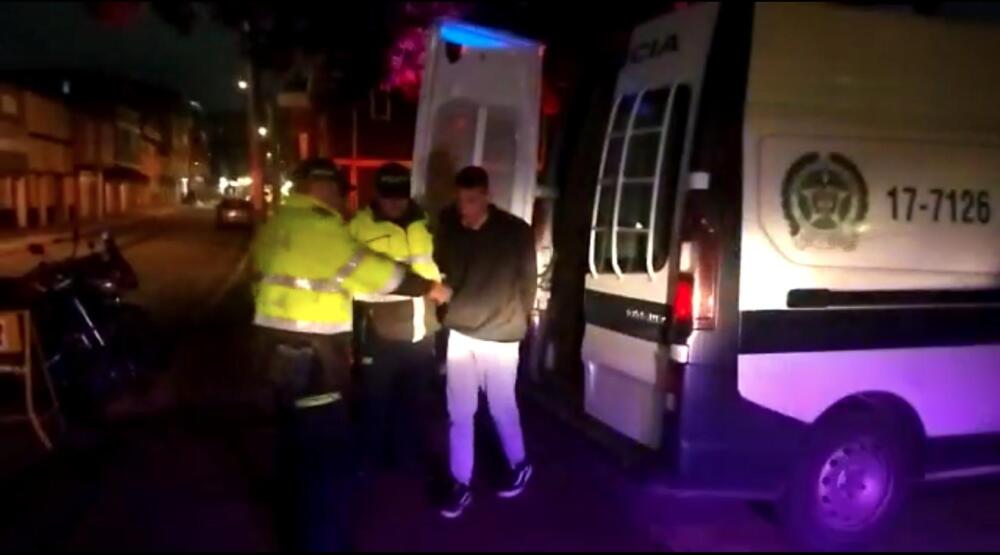 Cayó ladrón de carros en Suba 1 Cayó ladrón de carros en Suba En la noche de este jueves, la Policía Metropolitana de Bogotá capturó al integrante de una peligrosa banda que se dedicaba al robo de carros de alta gama en la localidad de Suba.
