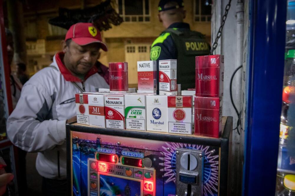Cerraron 6 locales comerciales por venta de licor adulterado en Bogotá 1 Cerraron 6 locales comerciales por venta de licor adulterado en Bogotá El Comando Nocturno de Seguridad de Bogotá, llevó a cabo un operativo conjunto con la Policía de Bogotá y diferentes entidades del Distrito, en las localidades de Tunjuelito y Rafael Uribe Uribe en donde suspendieron 6 locales comerciales por diferentes irregularidades.