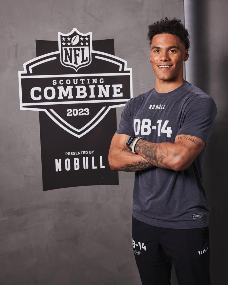 Conozca a Christian González, el colombiano que jugará en la NFL Christian González es la nueva cara de Colombia en el fútbol americano. El pasado jueves participó y fue protagonista del Draft en el que la que los equipos de la NFL escogen a los mejores jugadores para que integren sus plantillas, Christian fue elegido en la posición número 17 por los New England Patriots, uno de los equipos más representativos de la liga y que tiene en su palmarés 6 Super Bowls.