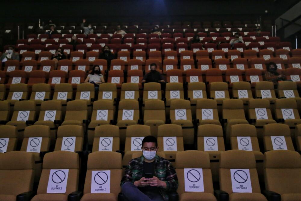 Cine gratis en Bogotá durante esta semana La Cinemateca de Bogotá está cumpliendo sus 52 años y para celebrarlo busca la compañía de todos los bogotanos, por eso durante este martes 11, jueves 13 y viernes 14 de abril abrirá sus puertas para que todos los asistentes puedan disfrutar del cine de manera gratuita hasta que se complete el aforo de sus salas.