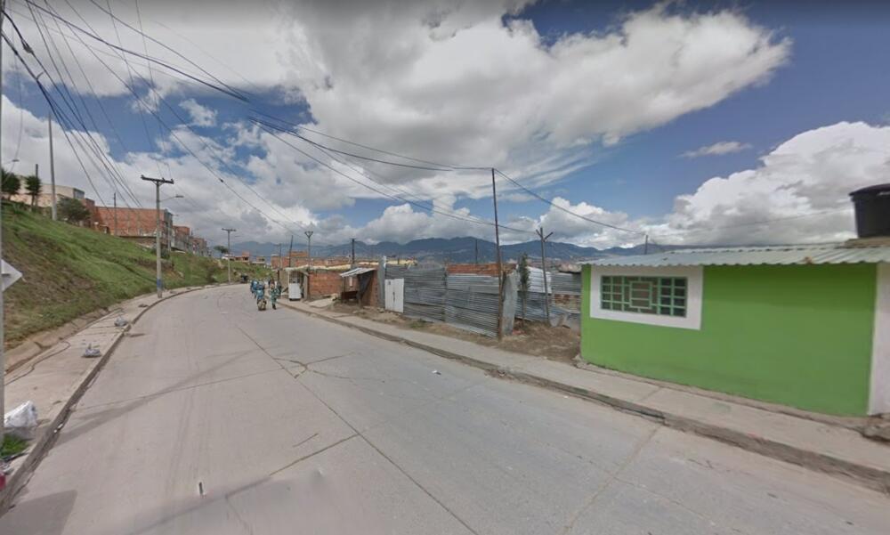 Cita mortal de Carlos en Ciudad Bolívar 1 Cita mortal de Carlos en Ciudad Bolívar Carlos Andrés Zamora Bonilla (de 36 años aproximadamente) se fue a cumplir una cita en la noche del miércoles sin pensar que esta sería la última de su vida. Este hombre, que iba en compañía de un allegado, fue asesinado en el sector de la invasión Altos de La Cruz, en Ciudad Bolívar.