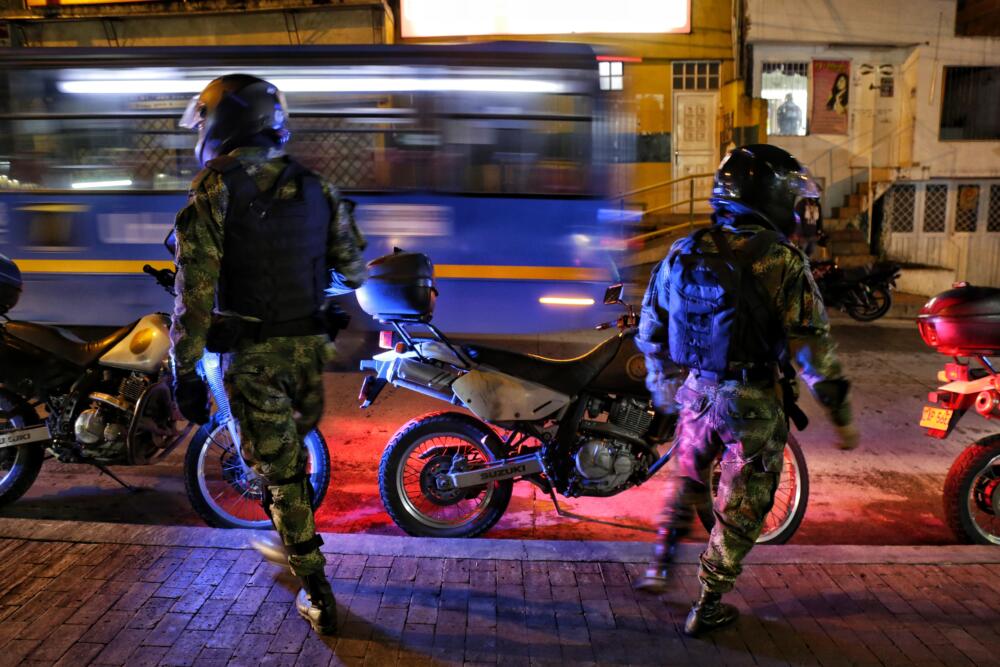 Comerciantes piden militarizar la localidad de Bosa 2 Comerciantes piden militarizar la localidad de Bosa Los habitantes del barrio Bosa Brasil, se sienten cada vez más amenazados por los criminales, pues, dicen que ya no aguantan más amenazas, los comerciantes del sector dicen que los han intimidado en varias ocasiones y que ya han sido víctimas de extorsiones. Actualmente se ha intensificado la situación a tal punto que deben cuidarse para que no sepan dónde viven porque pueden llegar a amenazar a sus familias.