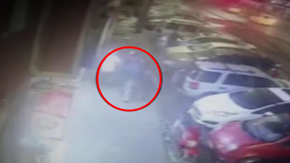 Comunidad linchó a un ladrón en Engativá Dos delincuentes entraron a un supermercado en el barrio Bachué (en Engativá) e intimidaron con armas de fuego a los trabajadores del lugar para llevarse el producido del día, pero contaron con tan mala suerte que cuando iban a huir, la comunidad los estaba esperando y logró capturar a uno de ellos. 