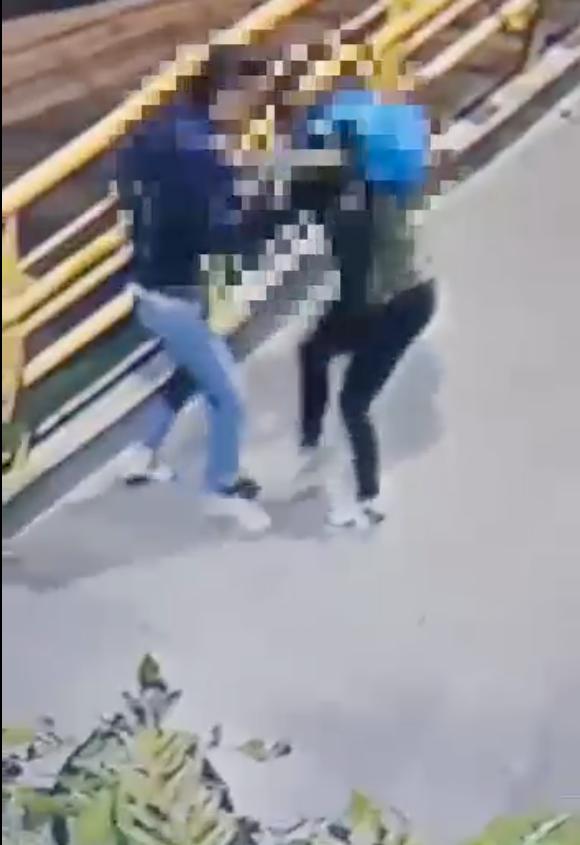EN VIDEO: Con cuchillo robaron a una mujer en la localidad de Chapinero En video quedó grabado el momento en el que tres hombres intiman a una mujer que se movilizaba en una patineta eléctrica en el puente peatonal de la Calle 94 con NQS de la localidad de Chapinero. Uno de estos hombres se le acerca en una bicicleta y la amenaza con un arma cortopunzante. 