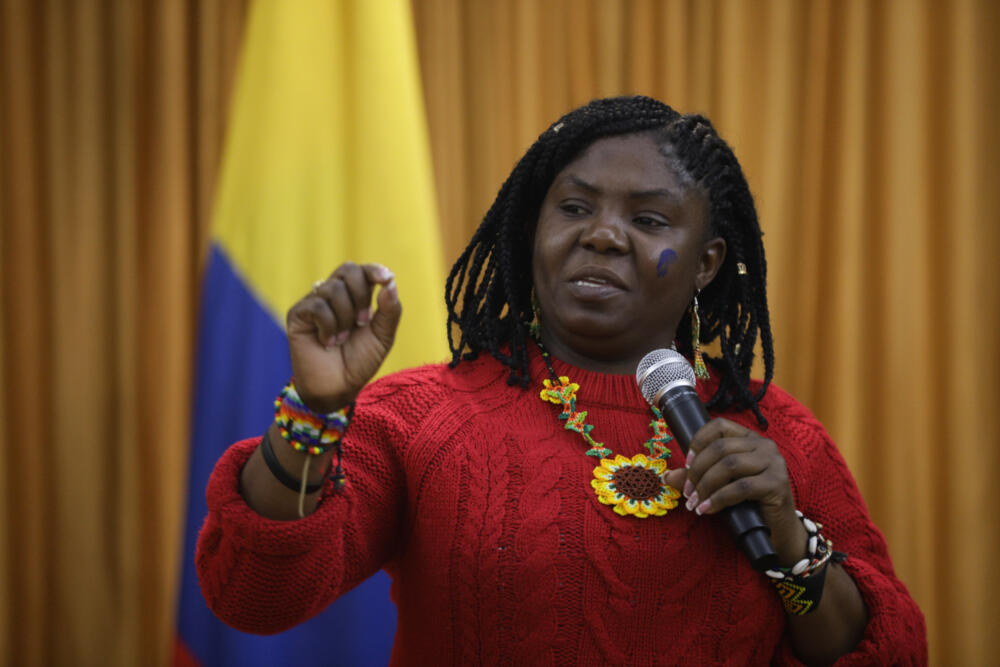 Condenarán por discriminación a mujer que llamó simio a Francia Márquez Luz Fabiola Rubiano de Fonseca fue acusada de manera formal por haber cometido actos de racismo y discriminación contra la Vicepresidenta Francia Márquez, por haberla llamado “simio” y haber hecho afirmaciones como los “negros roban, atracan y matan” durante las protestas del pasado 26 de septiembre de 2022 en contra del Gobierno de Gustavo Petro.